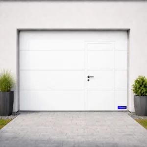 Porte de garage sectionnelle blanche à rainures horizontales avec portillon intégré et poignée noire