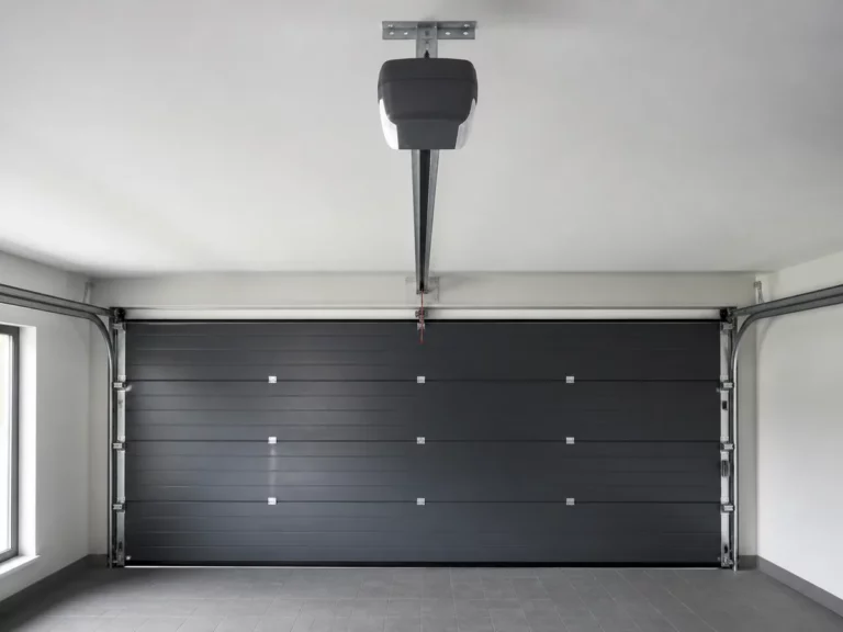 Moteur de porte de garage suspendu au plafond avec son rail de traction
