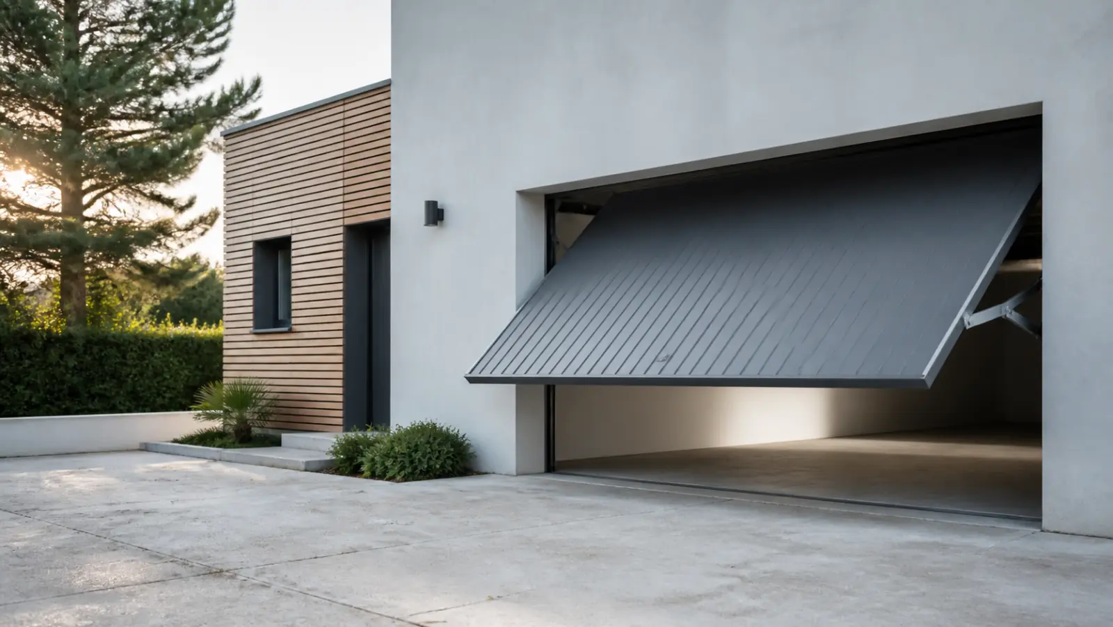 Porte de garage basculante monobloc anthracite à mi-ouverture