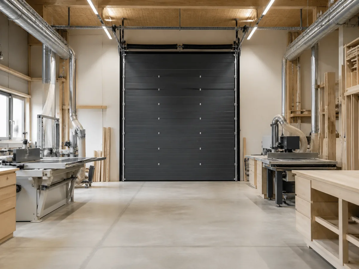Porte sectionnelle industrielle dans un atelier d'artisan