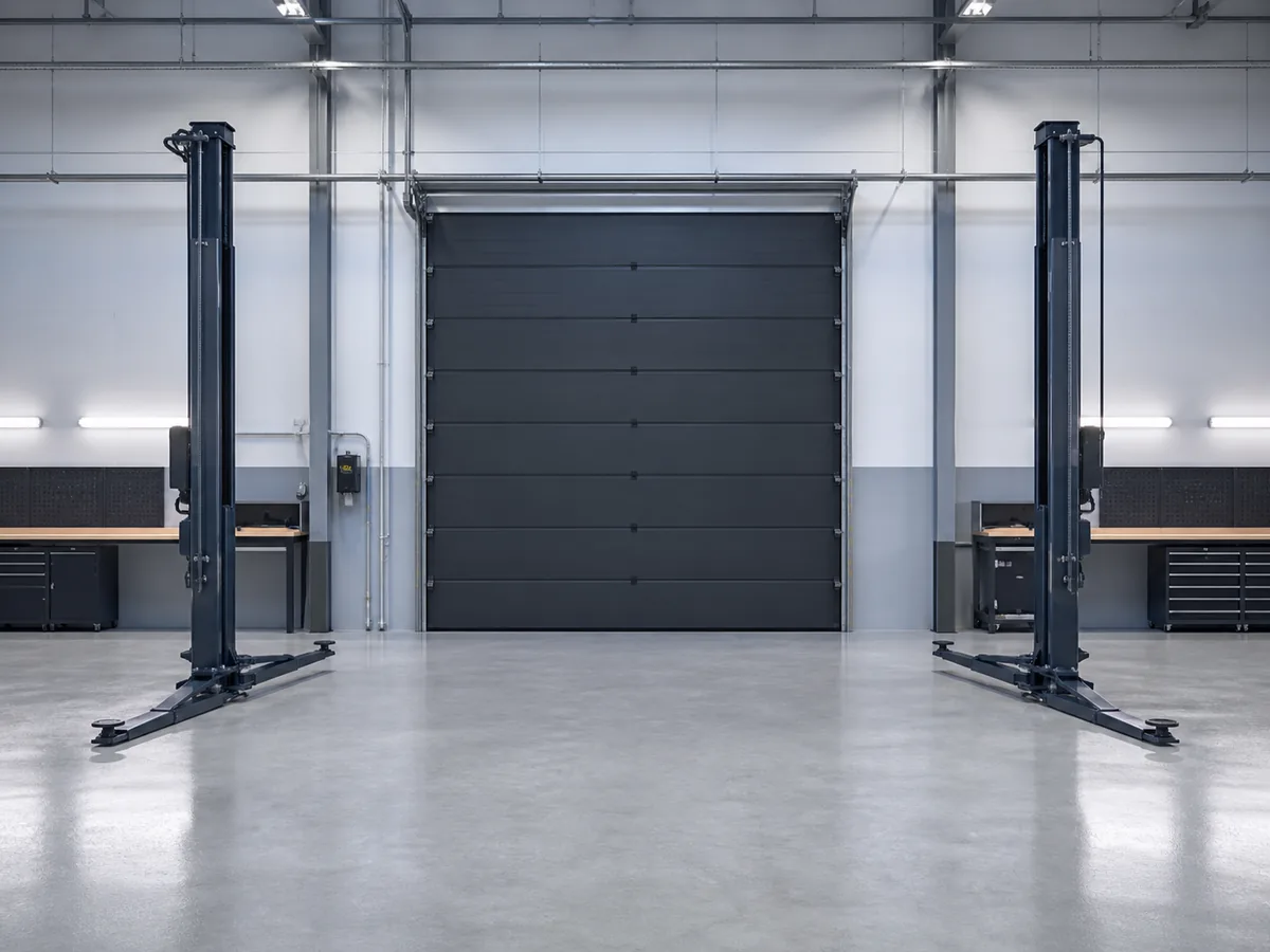 Porte sectionnelle industrielle installée dans un garage automobile