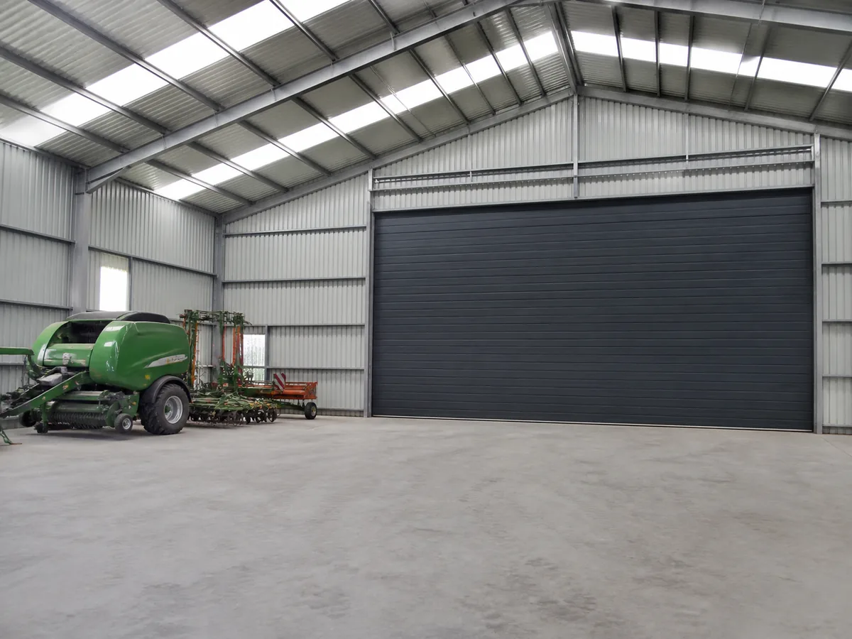 Porte sectionnelle industrielle sur un hangar agricole