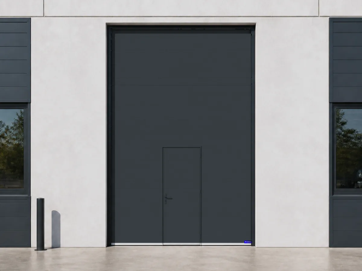 Porte sectionnelle industrielle anthracite avec portillon intégré