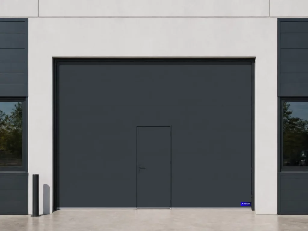 Porte sectionnelle industrielle avec portillon intégré, gris anthracite RAL 7016