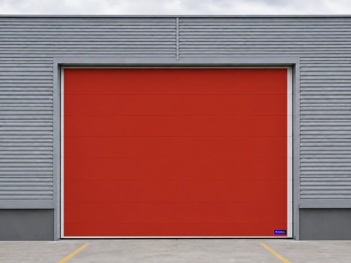 Porte sectionnelle rouge pour un bâtiment agricole
