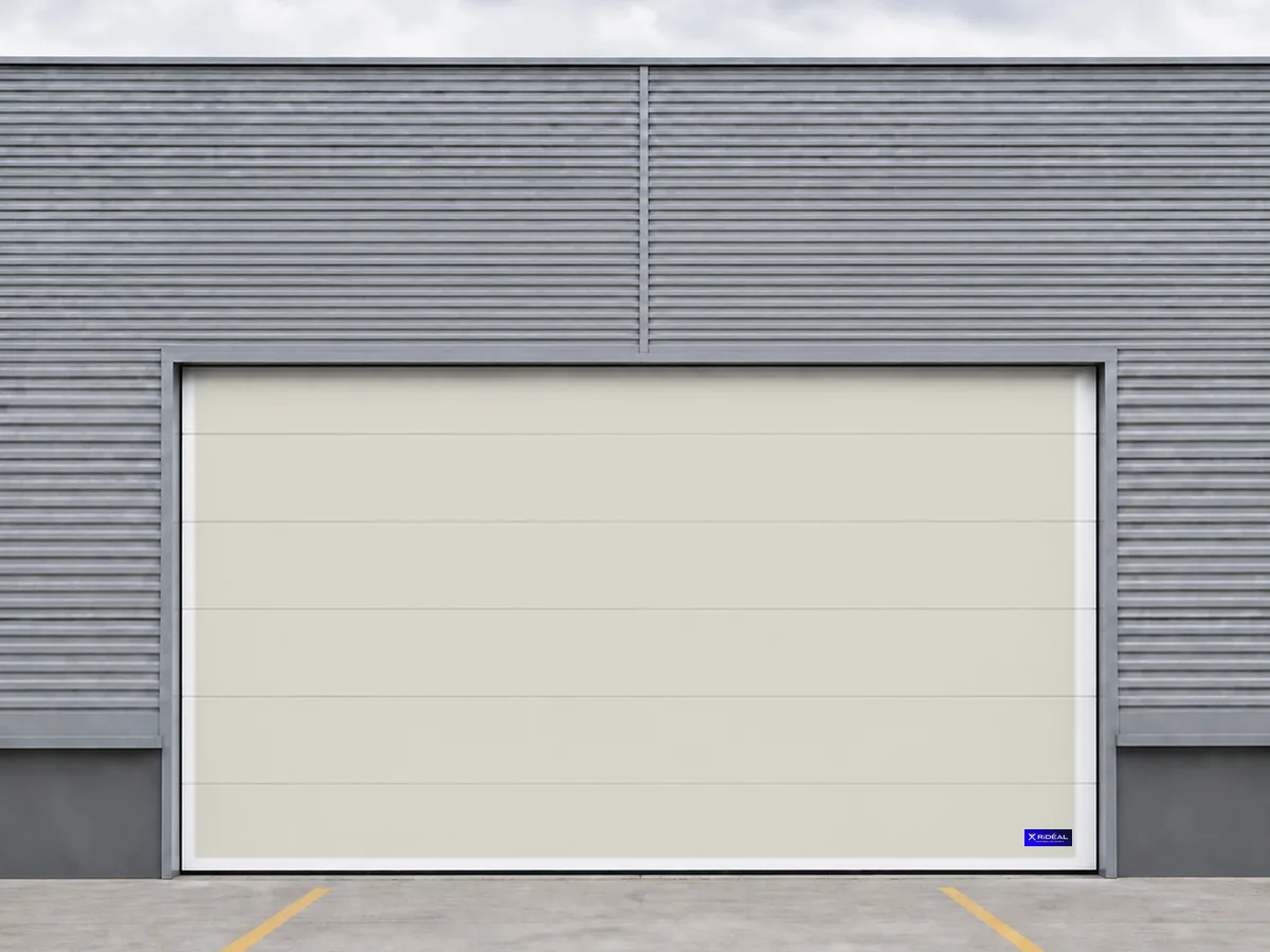 Porte sectionnelle industrielle claire adaptée à un hangar