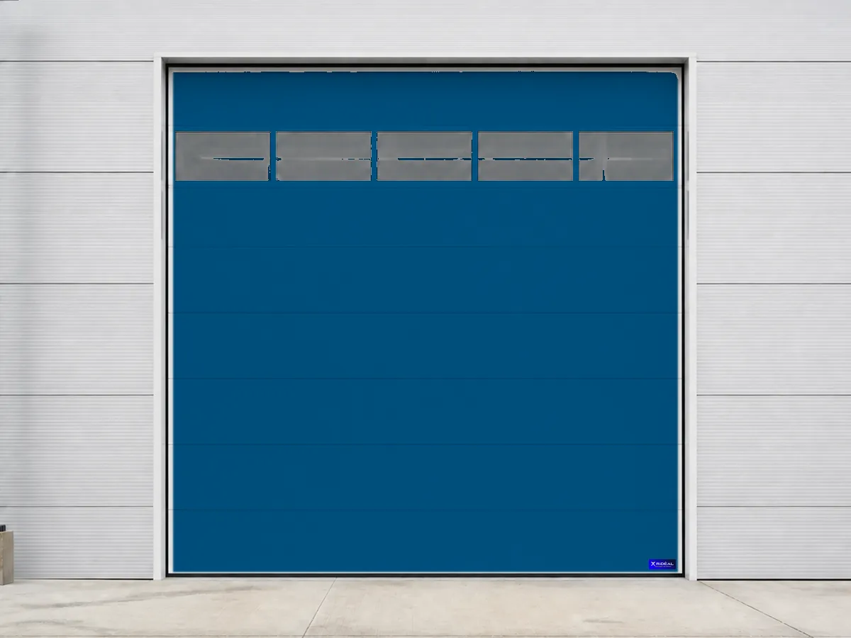 Porte sectionnelle industrielle bleue avec section vitrée