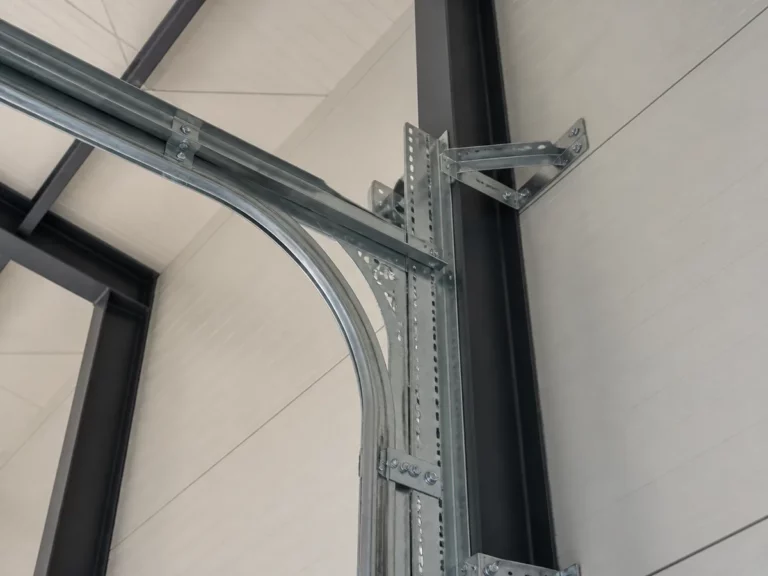 Rail de levée d'acier galvanisé de porte sectionnelle industrielle et son équerre de fixation