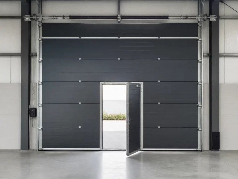 Portillon piéton intégré ouvert dans une porte sectionnelle industrielle